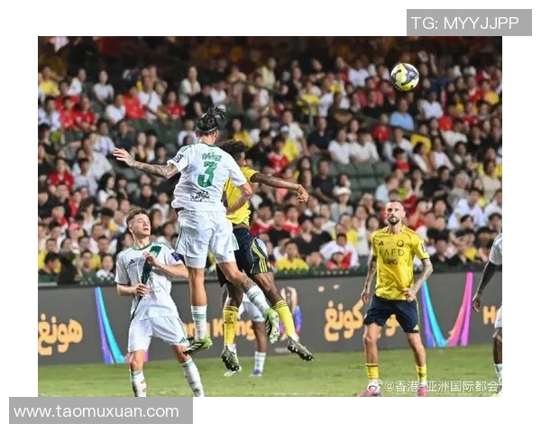 足球巨星倾情回馈球迷展现真挚情感与荣耀时刻