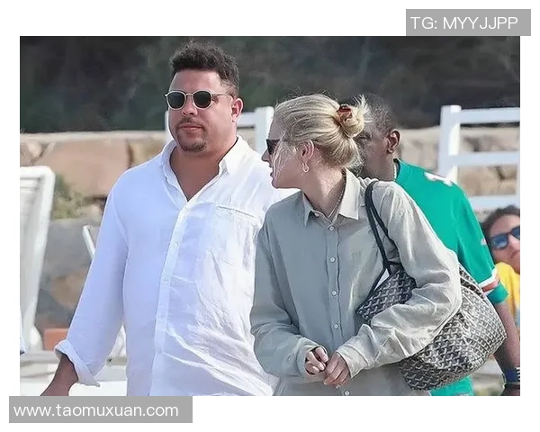 足球巨星女友罕见近照曝光惊艳亮相引发球迷热议 足球巨星女友罕见近照曝光惊艳亮相引发球迷热议