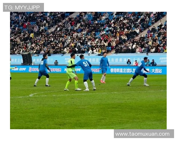 足球明星齐聚一堂合照展现荣耀时刻尽显绿茵场上风采